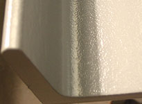 Úprava povrchu ocelových konstrukcí pomocí tryskání ostrohranným abrazivem s následnou povrchovou úpravou epoxidovými barvami.